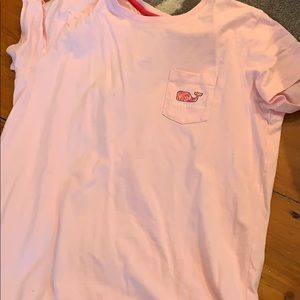 light pink vineyard vines tee shirt.